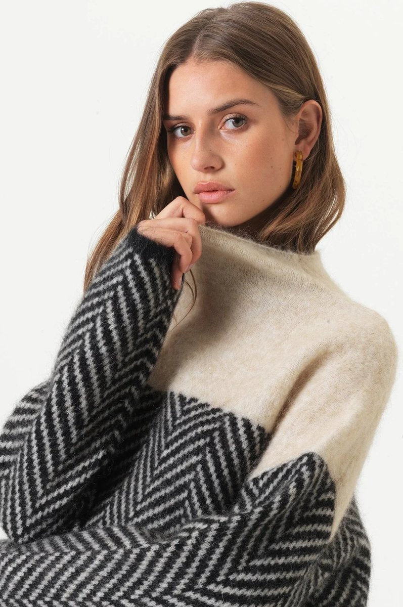 Zoya herringbone oversized turtleneck sweater – image 5