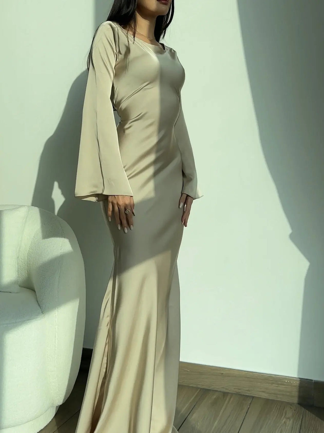 Vienna flowing satin maxi dress with long sleeves – image 4